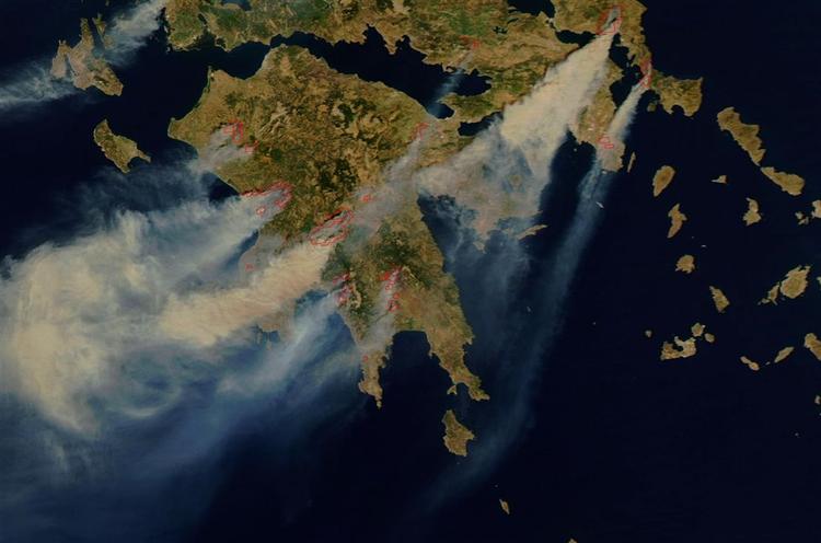 Brandene i Grækenland er så voldsomme, at de kan ses fra rummet. Billedet her blev frigivet af NASA lørdag. 