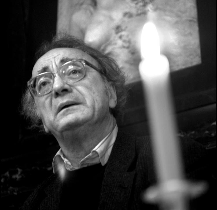 Alfred Brendel har tillagt sig spøjse vaner de senere år, men hans klaverspil er stadig knivskarpt. Her ses han i København i 2004. 