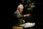 Bill Clinton på talerstolen, da han besøgte Århus sammen med Kofi Annan. 
