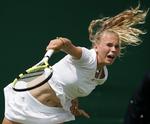 17-årige Caroline Wozniacki er for første gang videre til anden runde i en grandslam. 
