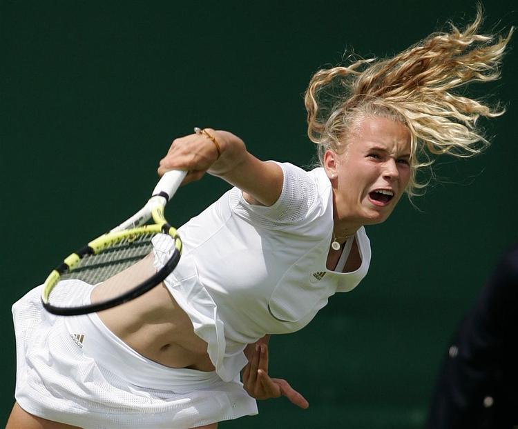 17-årige Caroline Wozniacki er for første gang videre til anden runde i en grandslam. 
