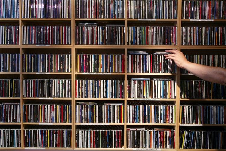 Unge synes, at det er gammeldags at have musikken stående på reolen ifølge Jesper Bay fra IFPI. 