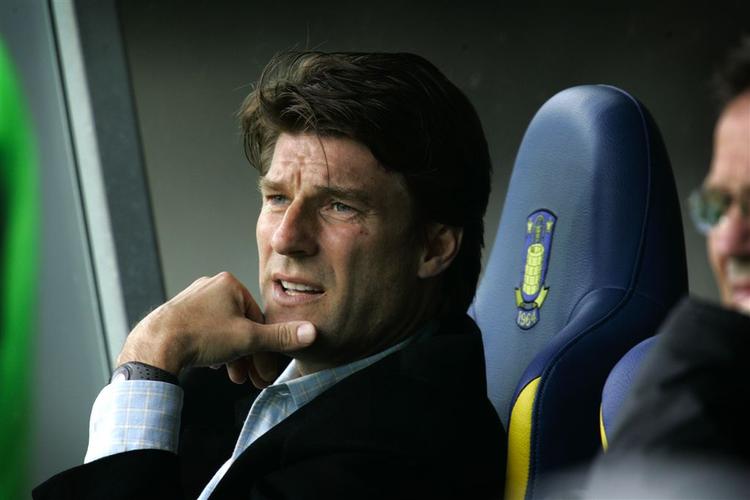 Michael Laudrup, der frem til 2006 sad på trænerbænken i Brøndby er ked af de blå-gules nuværende krise. 