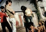 Boligforholdene for roma-befolkningen i Europa er kritisable, hedder det i EU-rapporten. Billedet er fra byen Kosice i Slovakiet, hvor børnene ikke går  i skole. De får i stedet børn tidligt. 