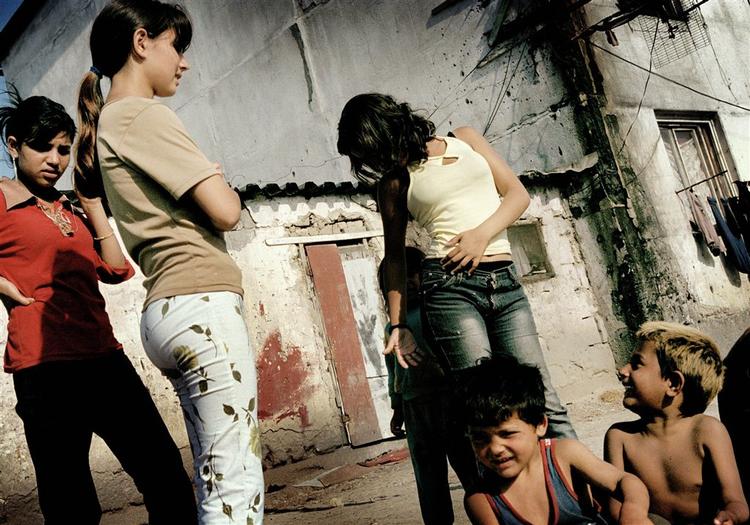 Boligforholdene for roma-befolkningen i Europa er kritisable, hedder det i EU-rapporten. Billedet er fra byen Kosice i Slovakiet, hvor børnene ikke går  i skole. De får i stedet børn tidligt. 