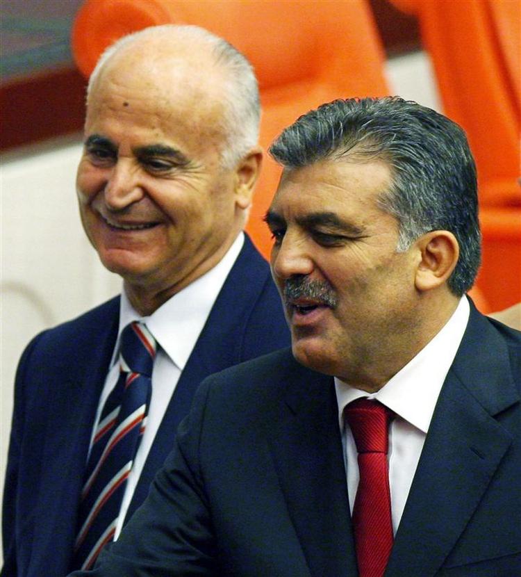 Til høje i billedet ses Tyrkiets nye kontroversielle præsident, Abdullah Gül. 