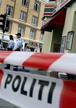 Politiet måtte den 19. juli sidste år lukke afspærrer en 7-eleven-kiosk på Frederiksberg efter at to betjente havde skudt og dræbt en sindslidende, der var gået amok. De to, der affyrede skuddene var i dag for retten. 