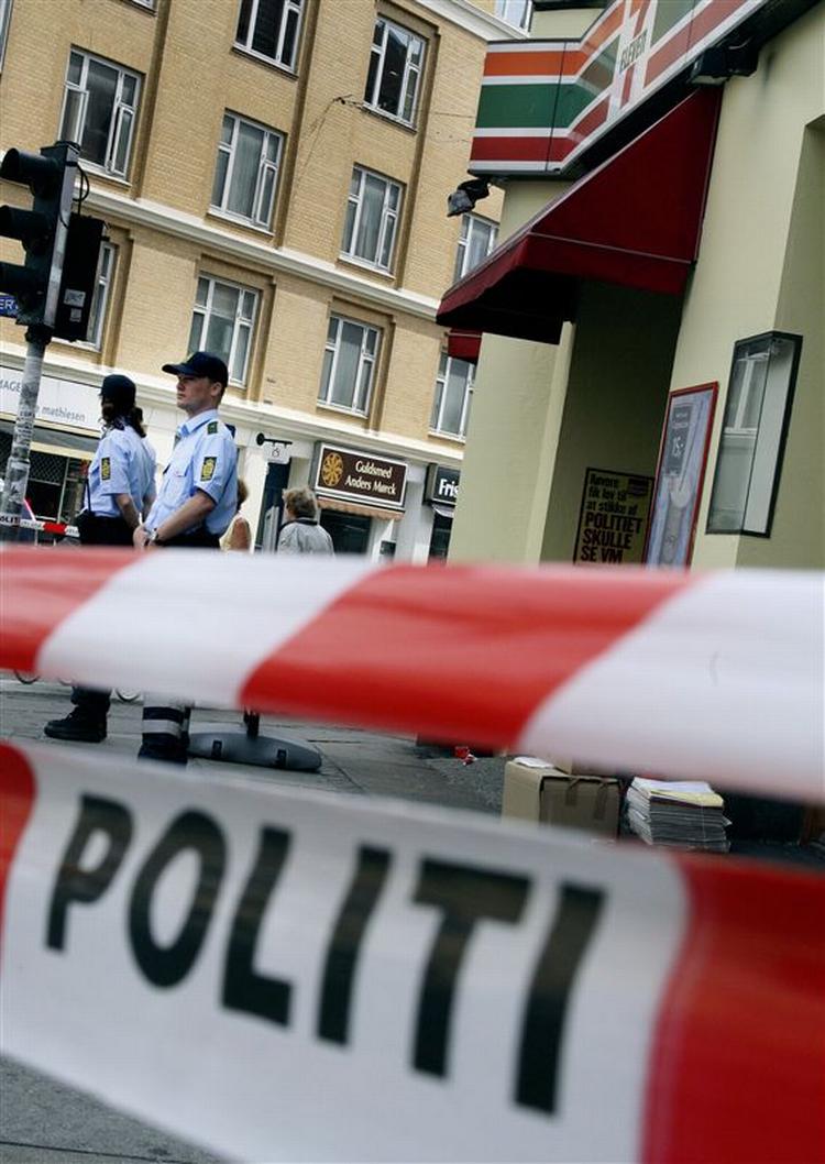 Politiet måtte den 19. juli sidste år lukke afspærrer en 7-eleven-kiosk på Frederiksberg efter at to betjente havde skudt og dræbt en sindslidende, der var gået amok. De to, der affyrede skuddene var i dag for retten. 