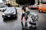 Hjemløse lever et hårdt liv på gaderne i verdens storbyer. I Paris vil en borgmester skræmme hjemløse væk med ildelugtende spray. 
