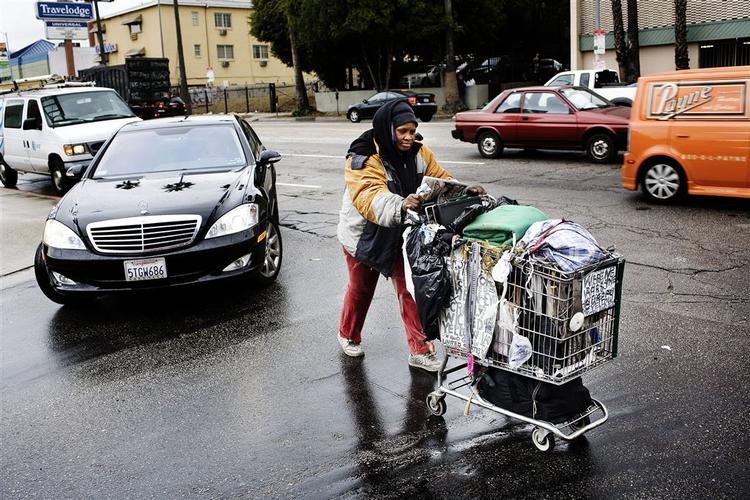 Hjemløse lever et hårdt liv på gaderne i verdens storbyer. I Paris vil en borgmester skræmme hjemløse væk med ildelugtende spray. 