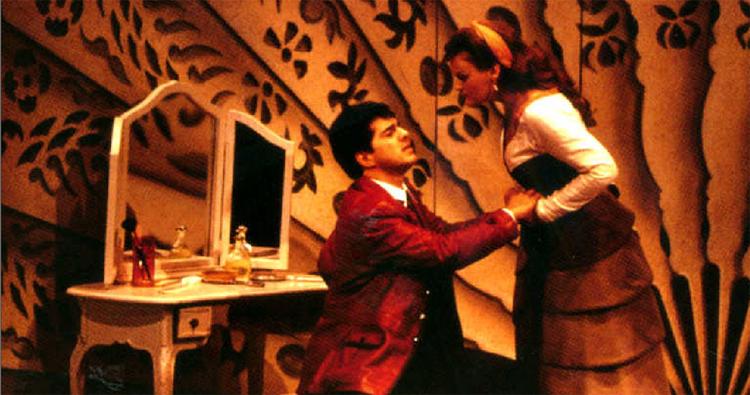 Det er ikke særlig sjovt at se et lystspil i et dukkehus. Heller ikke selv om hovedpersonen synger så fantastisk som mezzosopranen Vesselina Kasarova. Foto fra dvd’en 
