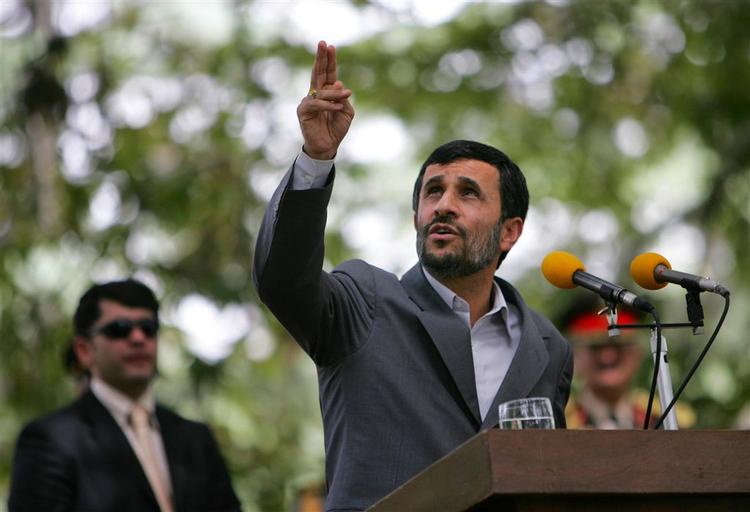 Ahmadinejad beskylder zionister for at stå bag publiceringen af svenske Muhammed-tegninger. 