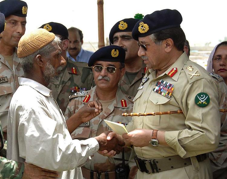 Her taler Musharraf med en civil borger. Men senest har samtaler med Benazir Bhutto ført til en alliance i den kommende valgkamp. 
