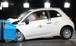 At Fiat 500, der ventes til Danmark i januar, får fem stjerner, er ret opsigtsvækkende. Den er nemlig baseret på Fiat Panda, der opnåede et ret miserabelt resultat på kun tre stjerner, da den blev testet af Euro NCAP i 2004. Pandaen blev dengang testet i en udgave med kun en airbag, hvor den nye 500 har syv - den syvende beskytter førerens knæ. I dag har Fiat Panda i Danmark seks airbags. Foto: Euro NCAP 
