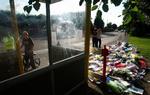 Sørgende står ved det sted, hvor 11-årige Rhys Jones blev skudt i halsen og dræbt i sidste uge. 