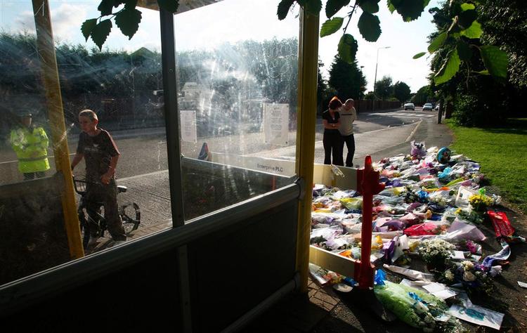Sørgende står ved det sted, hvor 11-årige Rhys Jones blev skudt i halsen og dræbt i sidste uge. 