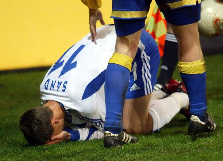 Ebbe Sand var med hos Schalke, der i 2003 som det eneste udenlandske hold var ude af stand til at gå videre efter at have vundet 2-1 over et dansk hold i den første europæiske kamp. 