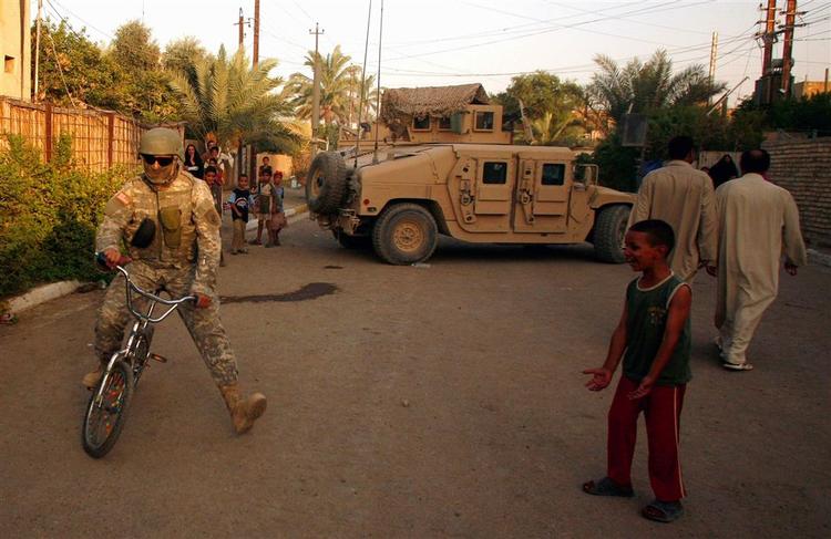 Amerikanernes lokale irakiske ansatte i Irak bliver udsat for trusler på grund af deres arbejde. Her er en lokal irakisk tolk på arbejde i den vestlige del af Bagdad iført maskering for ikke at blive genkendt. 