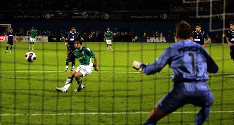 Diego scorede to gange på straffespark, da Werder Bremen med en 3-2-sejr over Dinamo Zagreb spillede sig frem til Champions League. 