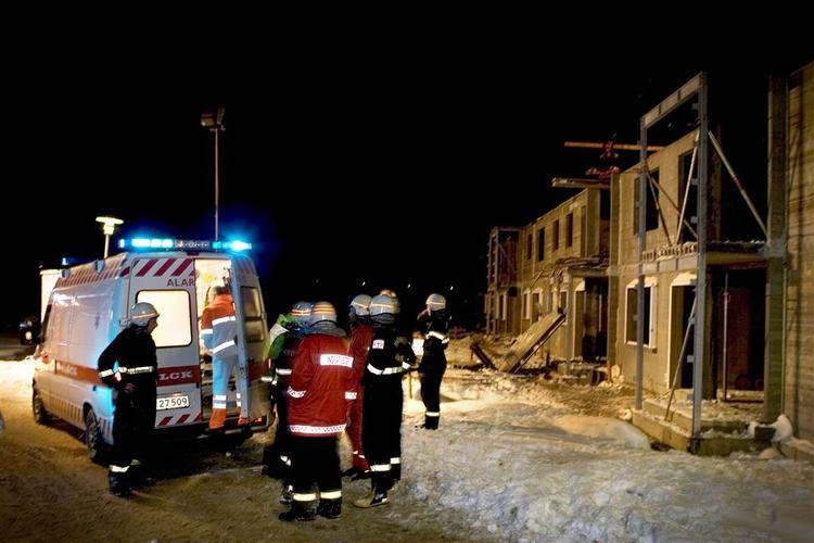 Arbejdsulykker - som denne fra Skanderborg, hvor to mænd faldt fem meter ned efter en sammenstyrtning - straffes for mildt. 3F og Enhedslisten mener, at bøderne til virksomheder, der ikke overholder arbejdsmiljøregler, skal sættes i vejret. 