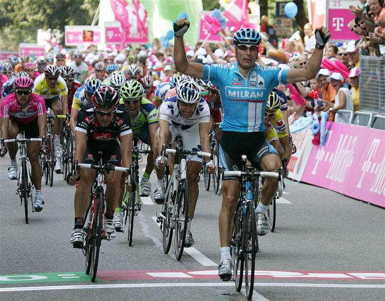 Erik Zabel vinder en etape i Tyskland Rundt. 