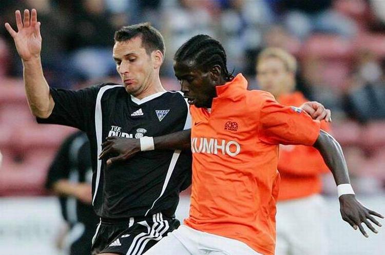 Dioh Williams (t.h.) i kamp med en Dunfermline-spiller tidligere i år. 