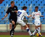 OB's Jonnas Borring(i sort)i kamp med to Dinamo Minsk-spillere i det første UEFA-Cup-kvalifikationsopgør mellem de to klubber. 