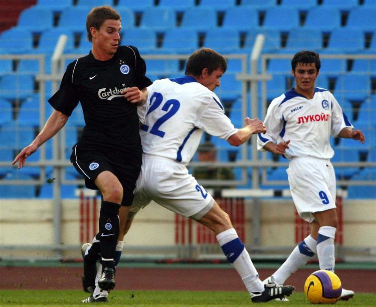 OB's Jonnas Borring(i sort)i kamp med to Dinamo Minsk-spillere i det første UEFA-Cup-kvalifikationsopgør mellem de to klubber. 