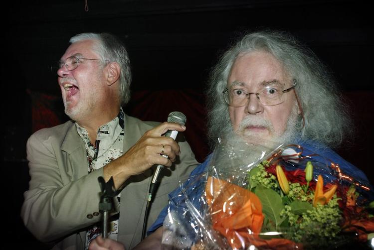 Arnvid Meyer (th) modtager Ben Webster ærespris i 2003. 