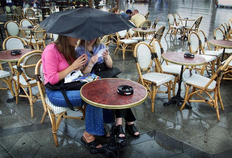 Regnvejr på Rådhuspladsen i København. 