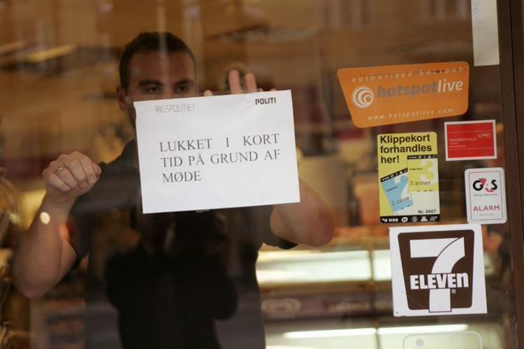 Anklageren i sagen mod de to betjente, der sidste sommer skød og dræbte en sindslidende, vil have de tiltalte dømt for grov vold med døden til følge. 