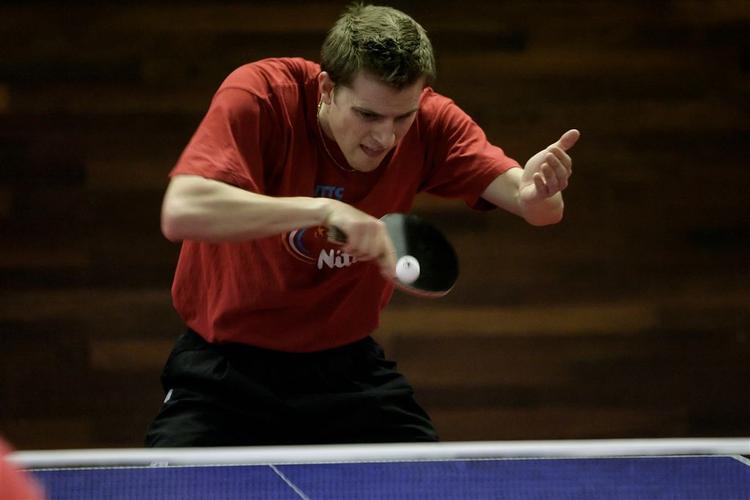 Finn Tugwell overlevede en matchbold i femte sæt, da han fredag besejrede kineseren Hao Shuai ved Panasonic China Open. 