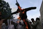 I Pakistan brændte de det svenske flag on en dukke, der forestiller statsminister Frederiks Reinfeldt. Nu fordømemr også Afghanistan de svenske Muhammed-tegninger. 