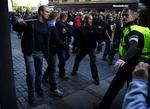 En gruppe civilklædte betjente blev opdaget af demonstranterne, da de gik på Vester Voldgade. Da aktivisterne begyndte at råbe efter betjentene, tilkaldte de forstærkning. 