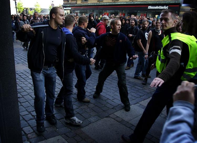 En gruppe civilklædte betjente blev opdaget af demonstranterne, da de gik på Vester Voldgade. Da aktivisterne begyndte at råbe efter betjentene, tilkaldte de forstærkning. 