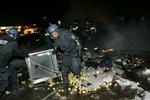 Politiet er i gang med at rydde barrikaderne omkring Nørrebros Runddel. 