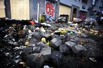 Ruderne til Irma City blev knust, og forretningens varer spredt på gaden. 