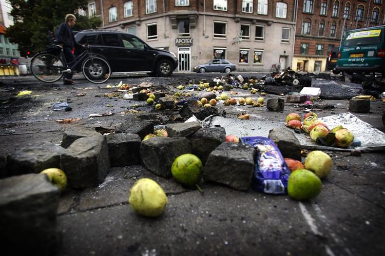 Nørrebrogade bærer søndag morgen tydelige tegn efter nattens uroligheder. 