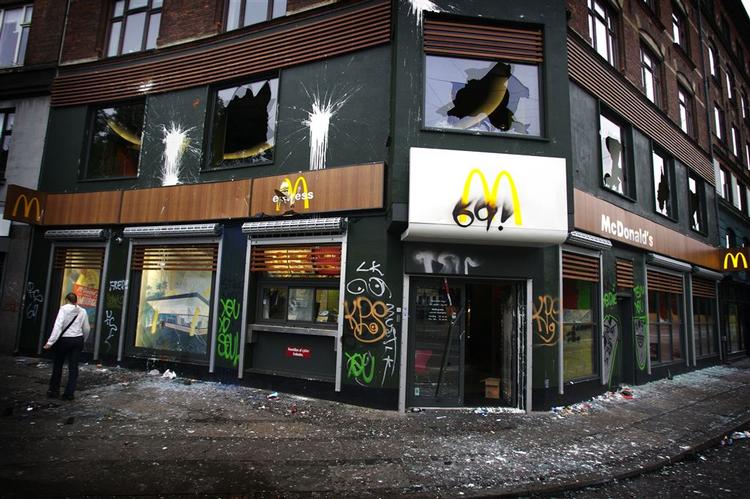 MacDonald's på Nørrebros Runddel stod som sædvanlig for skud, da der var ballade natten mellem lørdag og søndag. 
