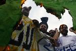 I Pakistan demonstrerede vrede muslimer over de svenske tegninger af Muhammed. 