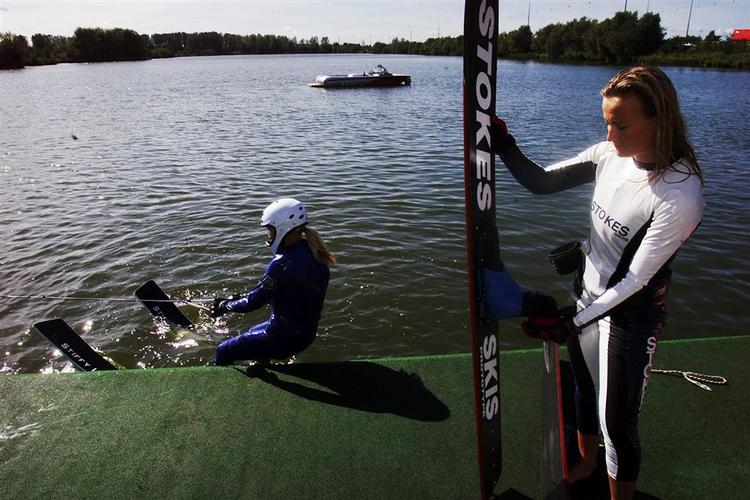 June Fladborg smadrede sin ene ski i første finalespring, men kom stærkt tilbage og blev nummer fire ved VM. 