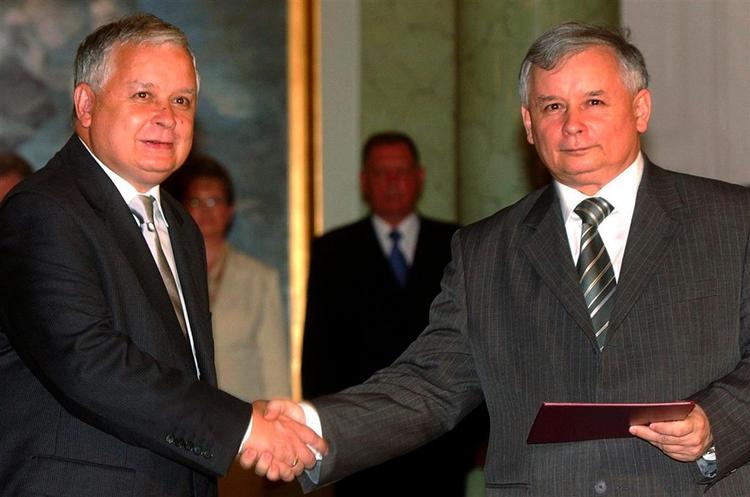 Tvillingeparret Kaczynski står i spidsen for Polen. Det er præsidenten til venstre og regeringschefen til højre. 