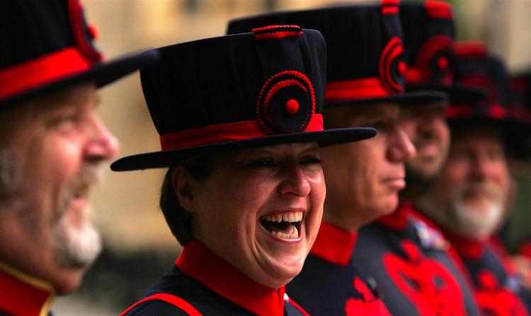 Moira Cameron er som den første kvinde sat til at bevogte Tower of London. 