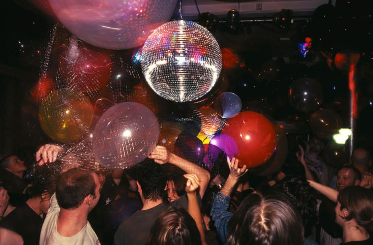 Vive la Fête kan sætte gang i festen med deres uhøjtidelige narrestreger, men heller ikke meget mere. 