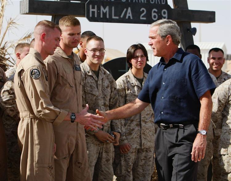 Præsident Bush hilser på amerikanske marinesoldater efter ankomsten til Irak. 