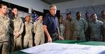 Præsident Bush på irakisk jord, hvor amerikanske officerer orienterer ham om sikkerhedssituationen i landet. 