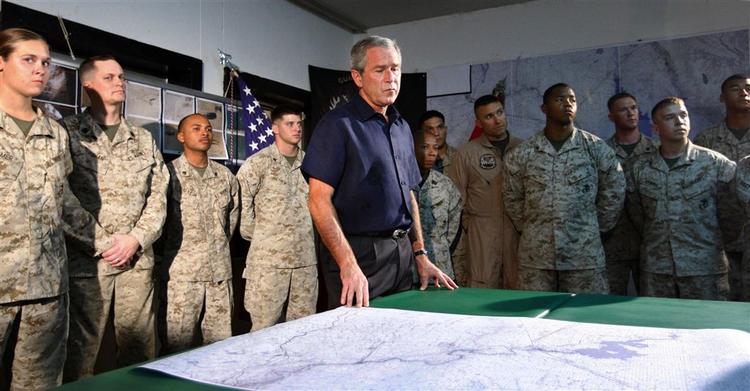 Præsident Bush på irakisk jord, hvor amerikanske officerer orienterer ham om sikkerhedssituationen i landet. 