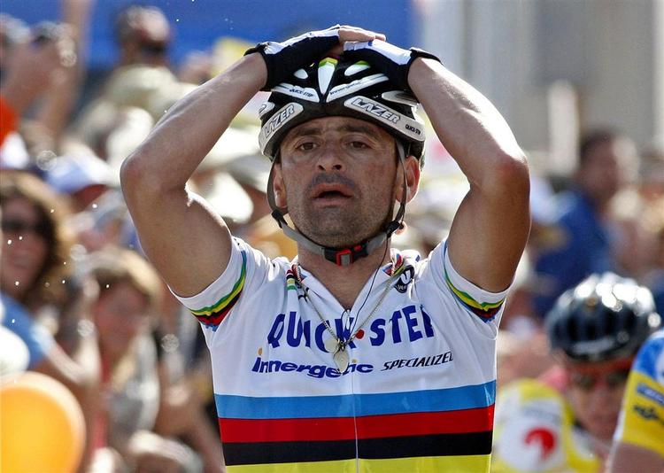 Den italienske cykelrytter Paolo Bettini jubler efter at have vundet 3. etape af Vuelta a Espana. 