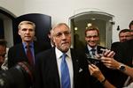 Kristian Thulesen Dahl, Thor Petersen og Bendt Bendtsen kommer ud fra Finansministeriet efter afsluttede forhandlinger. 