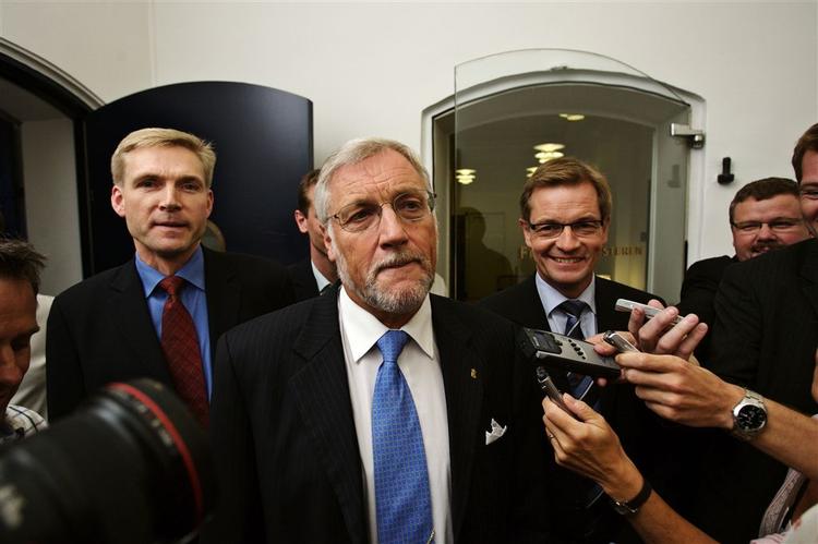 Kristian Thulesen Dahl, Thor Petersen og Bendt Bendtsen kommer ud fra Finansministeriet efter afsluttede forhandlinger. 